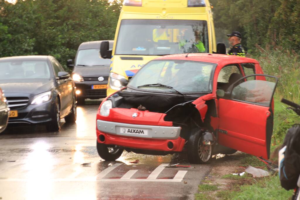 Flinke schade na botsing tussen brommobiel en auto