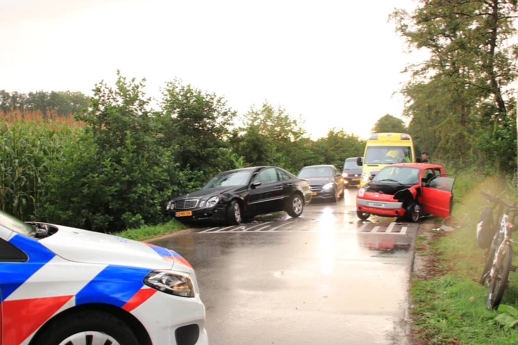 Flinke schade na botsing tussen brommobiel en auto