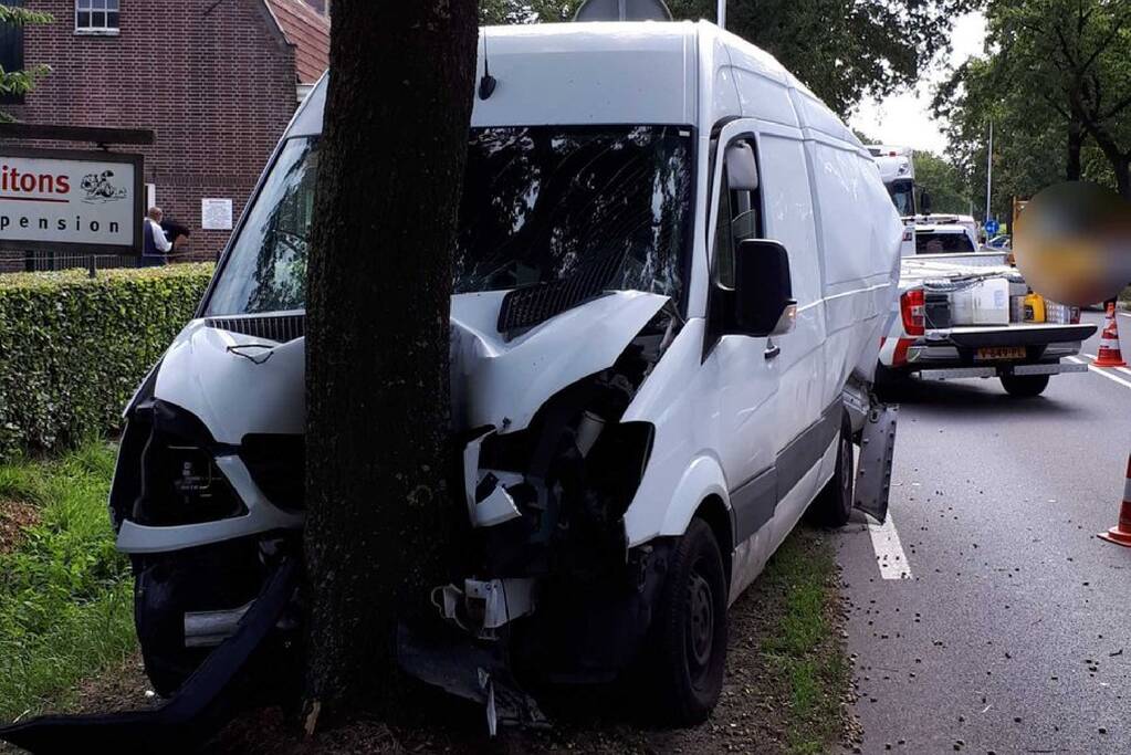 Vrachtwagen botst achterop bestelbus en knalt op boom