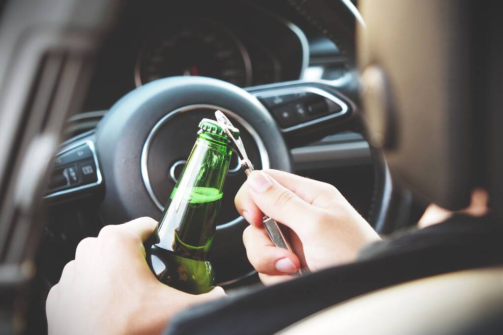 Stomdronken automobilist knalt tegen geparkeerde auto