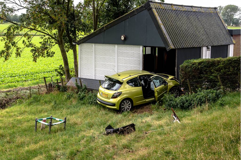 Bestuurder vliegt uit de bocht en eindigt in schuur