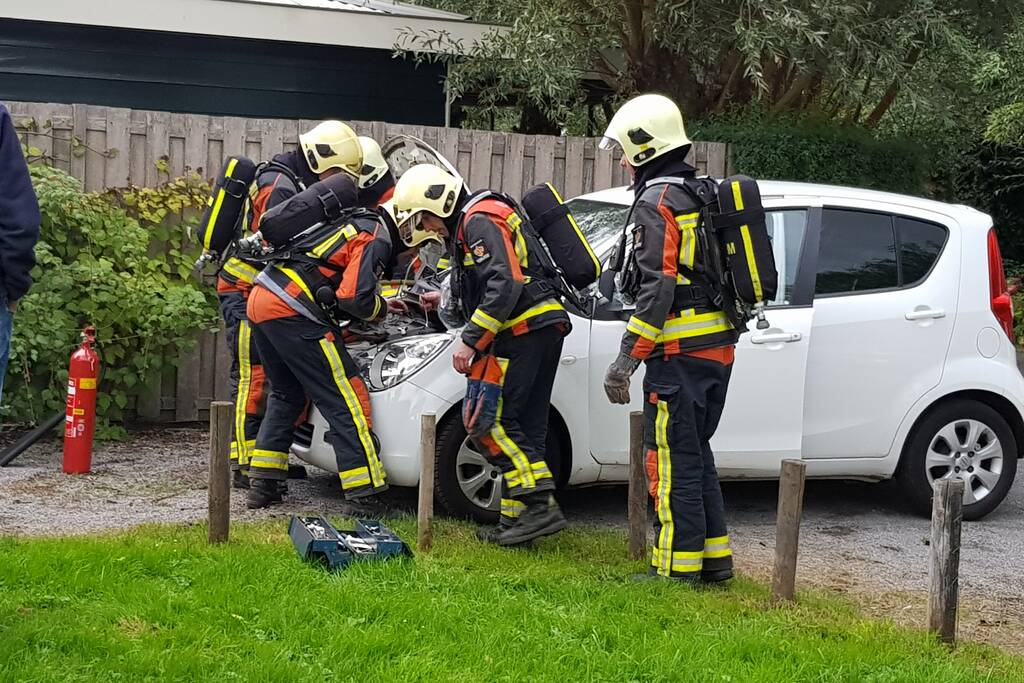 Auto vliegt in brand tijdens rijden