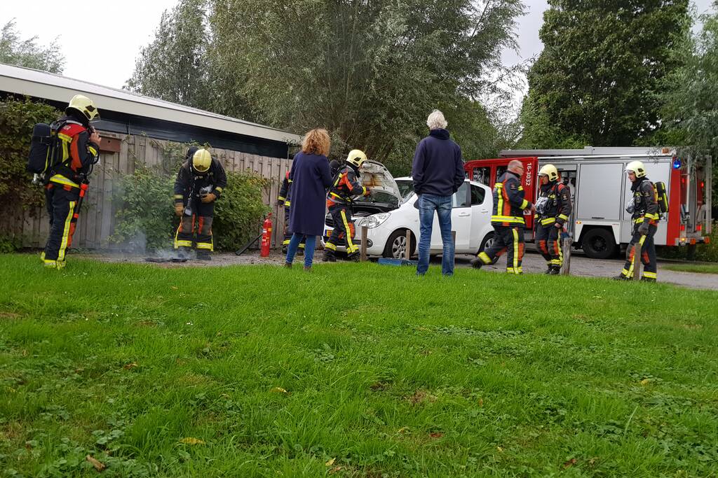 Auto vliegt in brand tijdens rijden