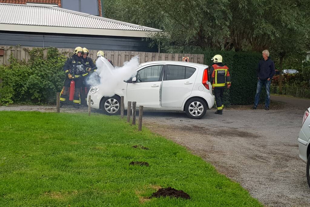 Auto vliegt in brand tijdens rijden
