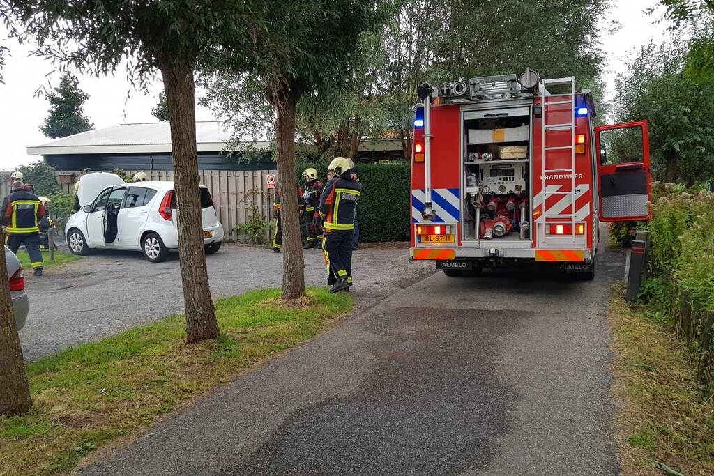 Auto vliegt in brand tijdens rijden