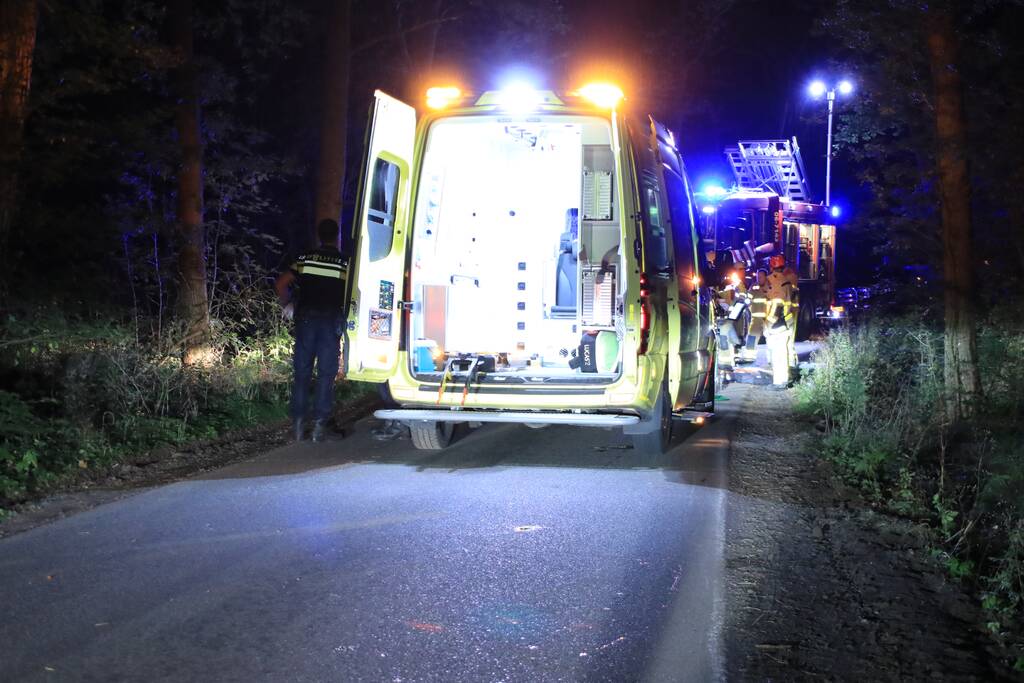 Bijrijder (26) overleden bij botsing tegen boom