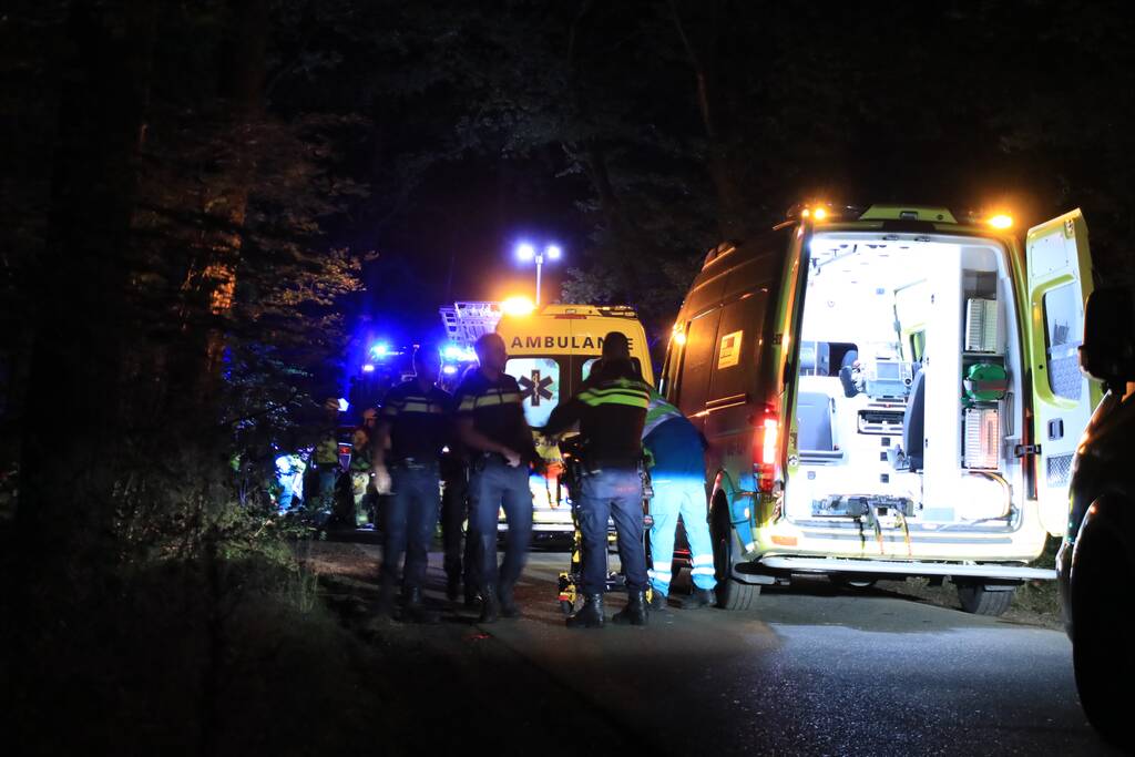 Bijrijder (26) overleden bij botsing tegen boom