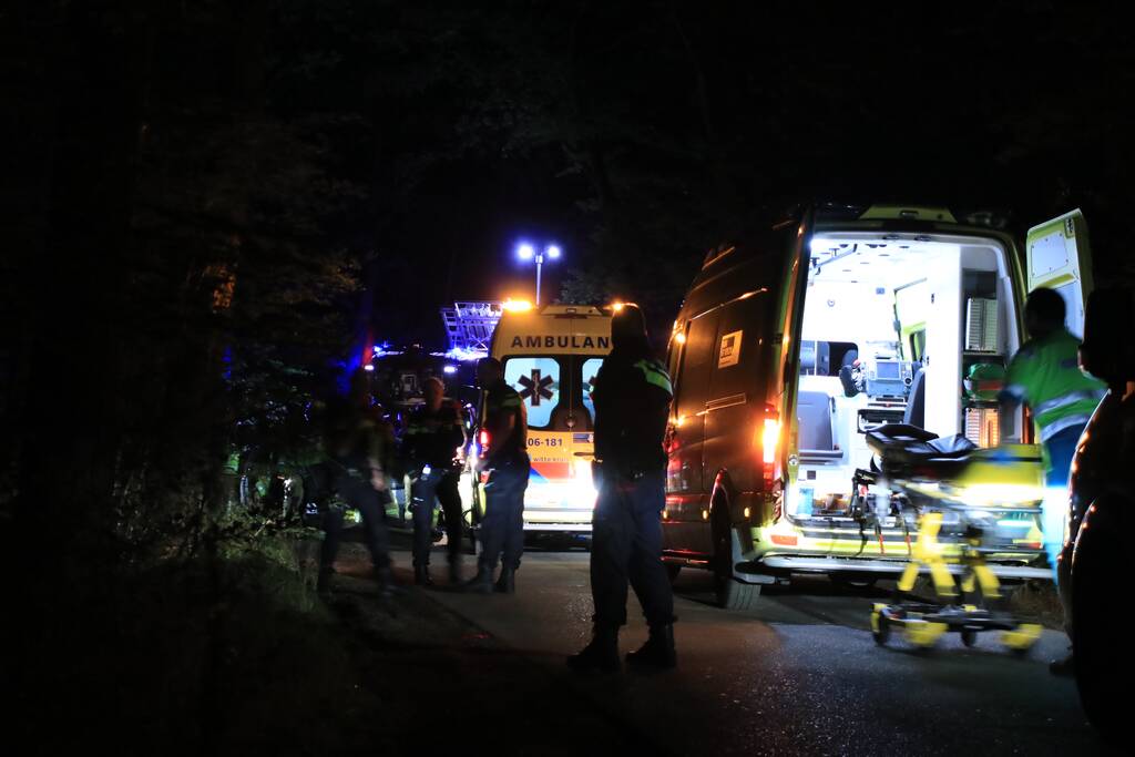 Bijrijder (26) overleden bij botsing tegen boom