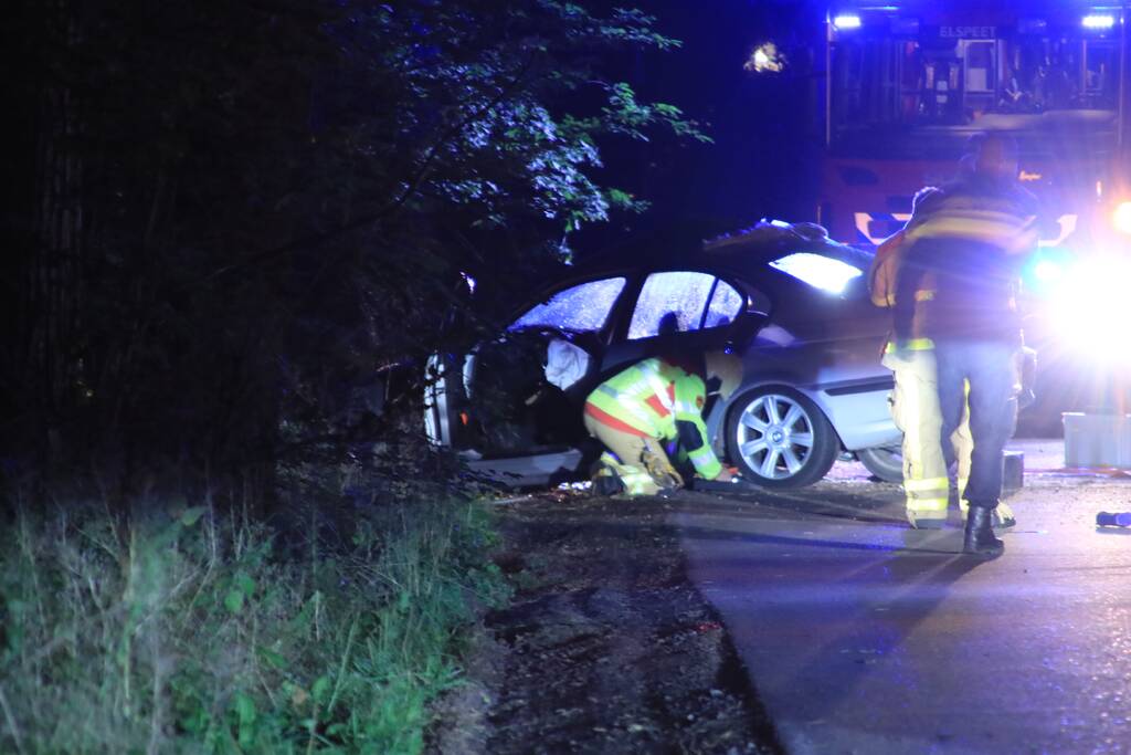Bijrijder (26) overleden bij botsing tegen boom