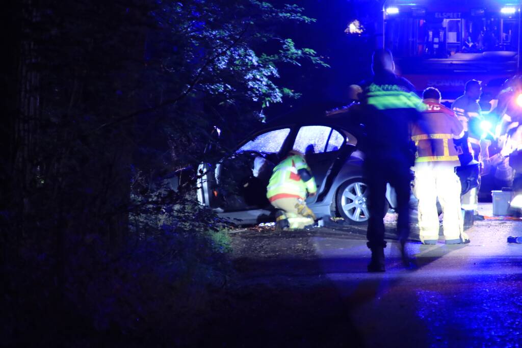 Bijrijder (26) overleden bij botsing tegen boom