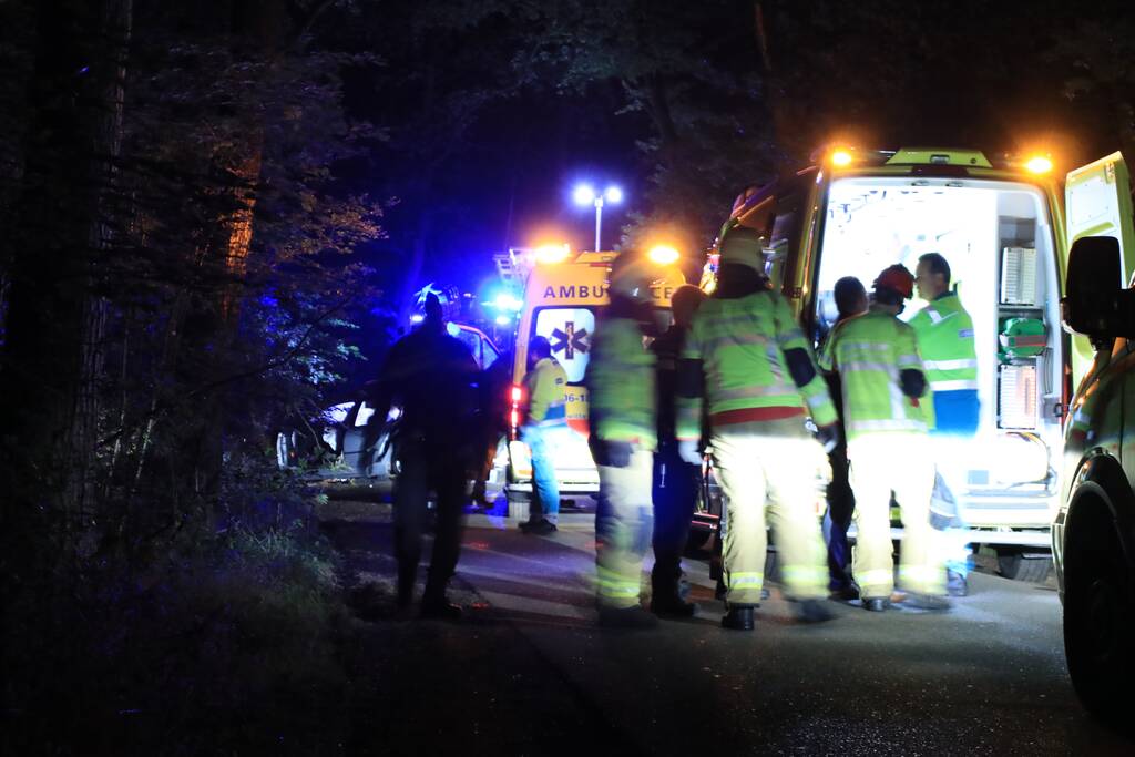 Bijrijder (26) overleden bij botsing tegen boom