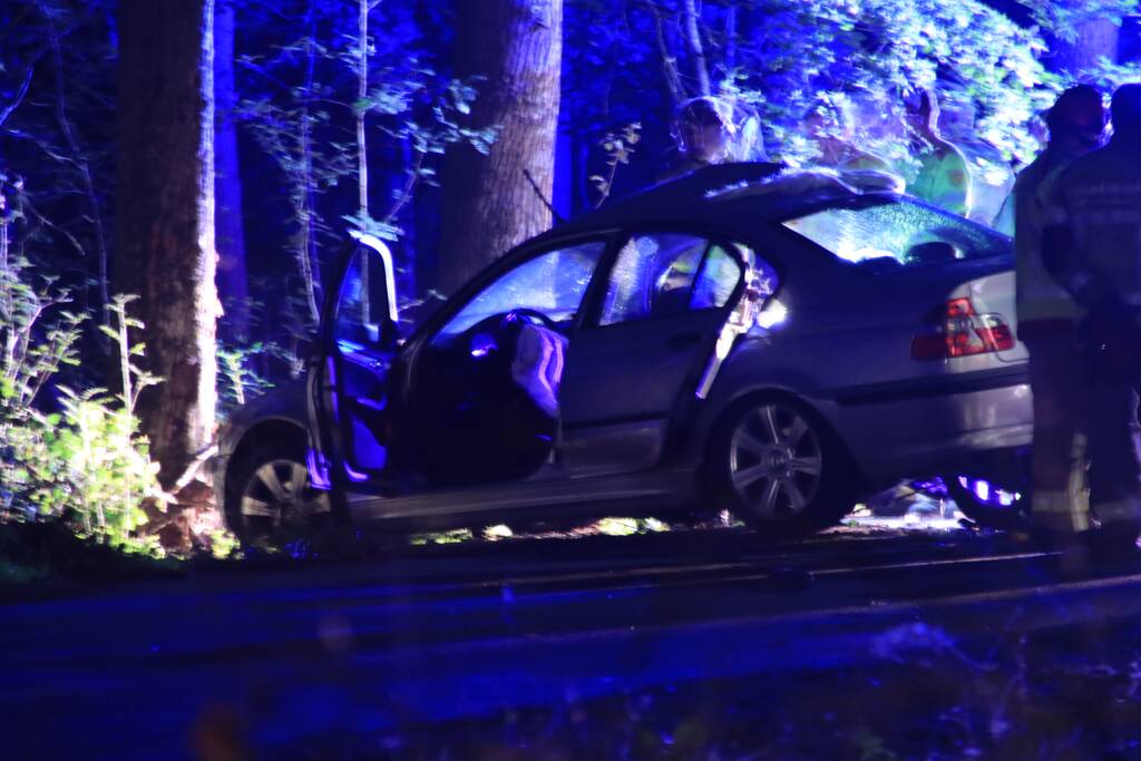 Bijrijder (26) overleden bij botsing tegen boom