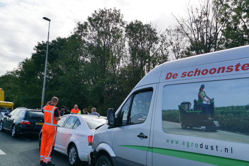 Meerdere voertuigen botsen voor beruchte bocht