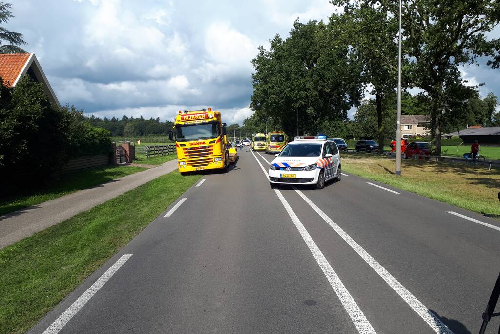 Fietser zwaargewond na aanrijding met vrachtwagen
