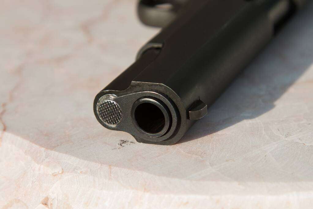 Politie neemt bij braderie nepvuurwapens van standhouders in beslag