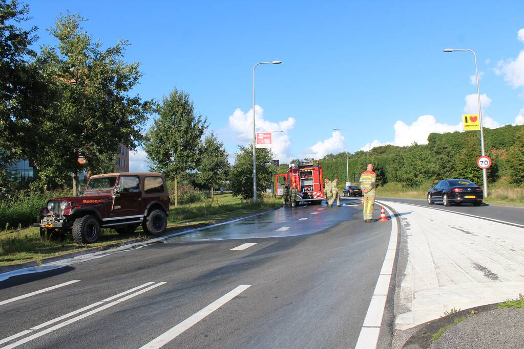Rijbaan afgesloten door lekkende jeep