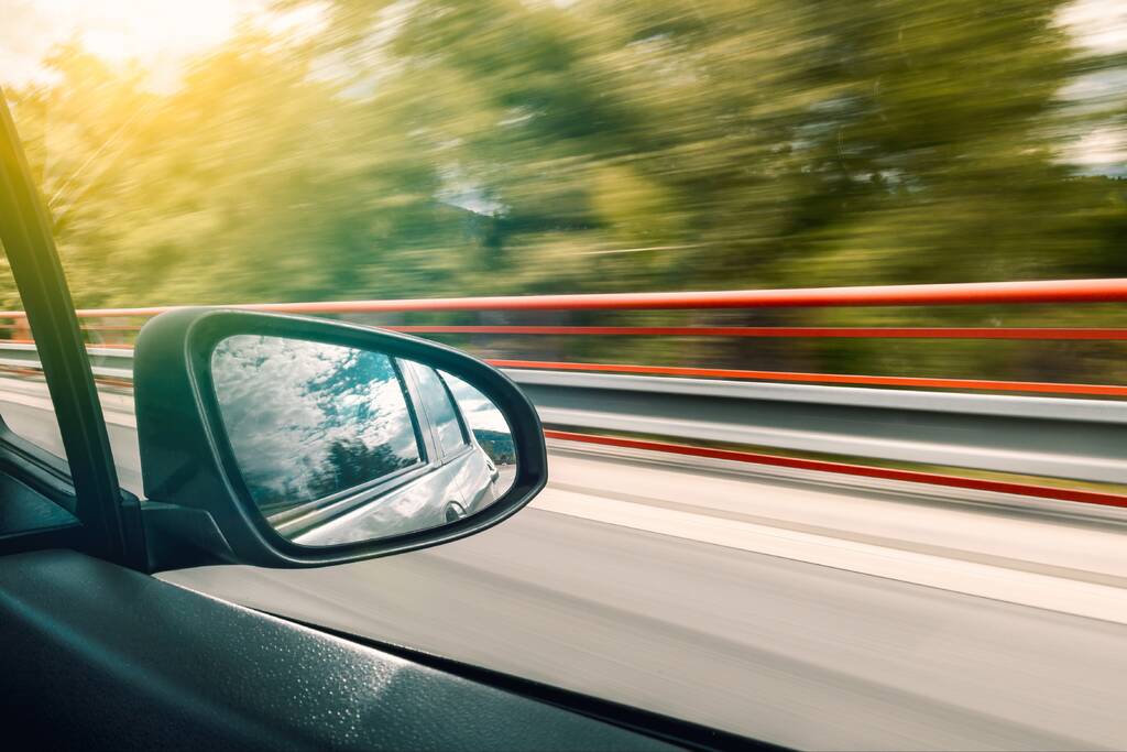 Tweetal onder invloed van drank en drugs botsen op boom