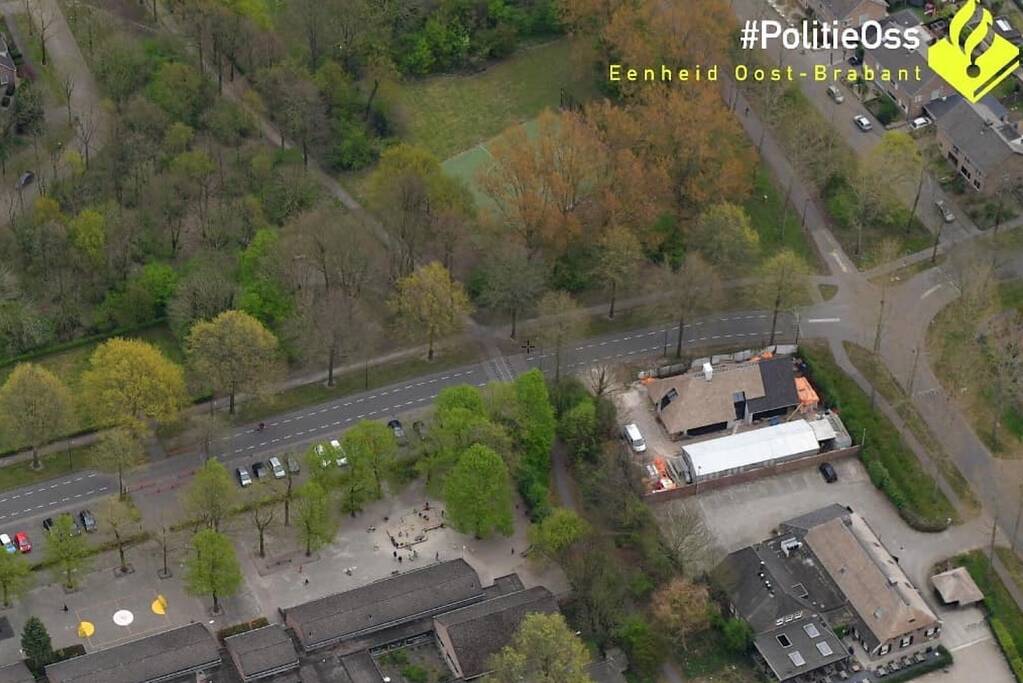 Groepje jongeren slaan man met kinderen in elkaar