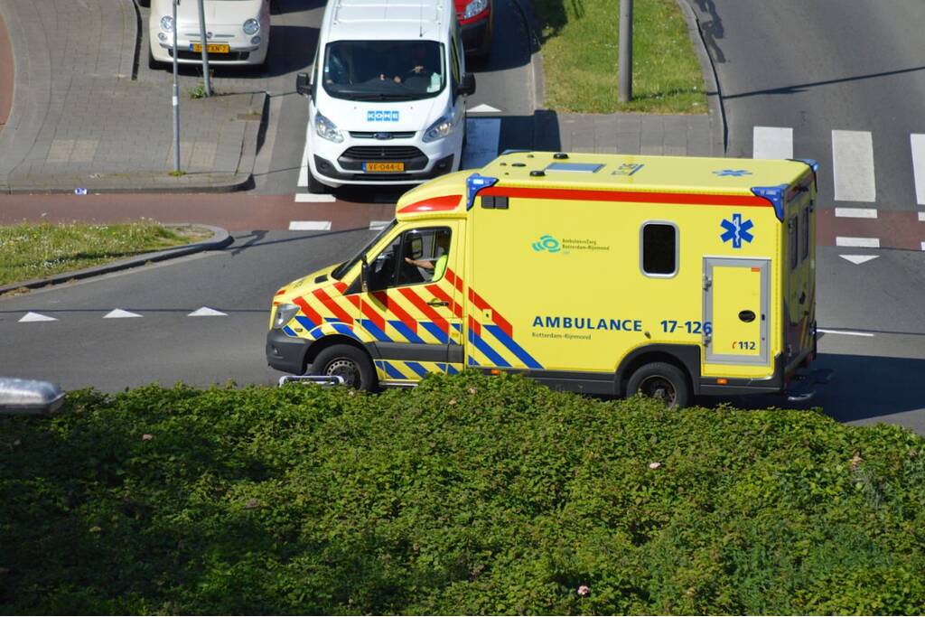 Overstekende fietsster geschept op fietspad