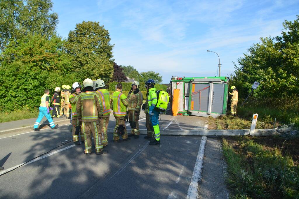 Vrachtwagen met biggen gekanteld