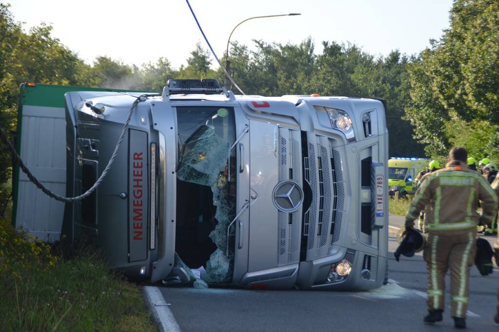 Vrachtwagen met biggen gekanteld