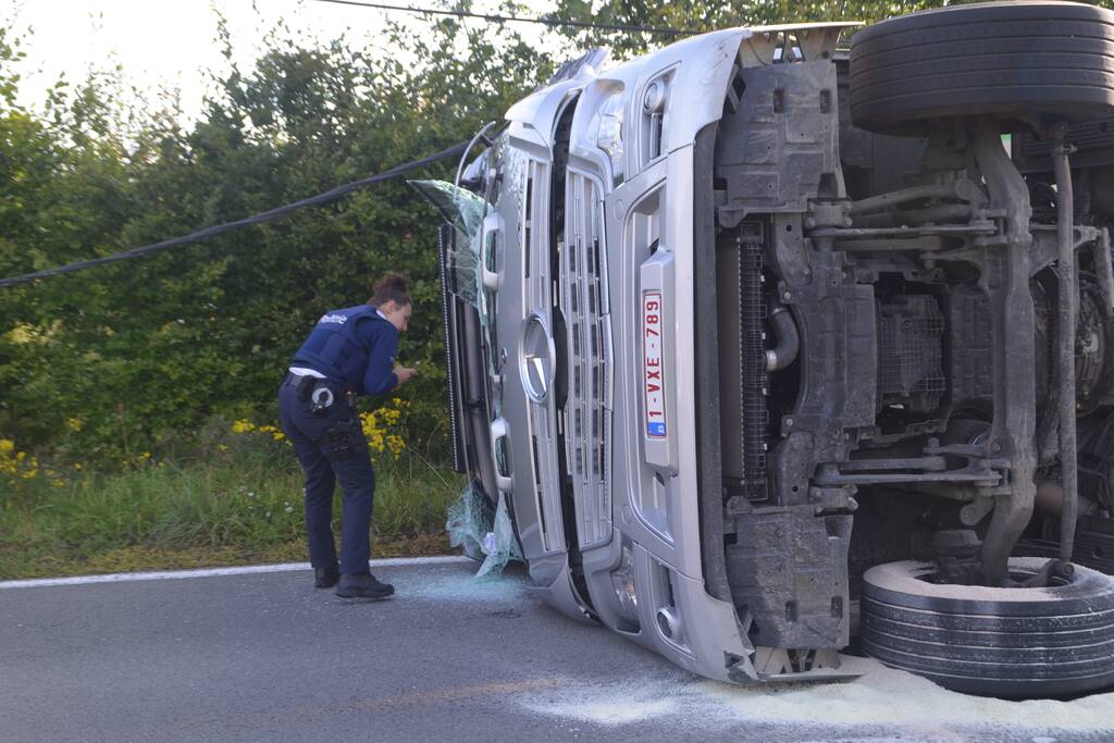 Vrachtwagen met biggen gekanteld