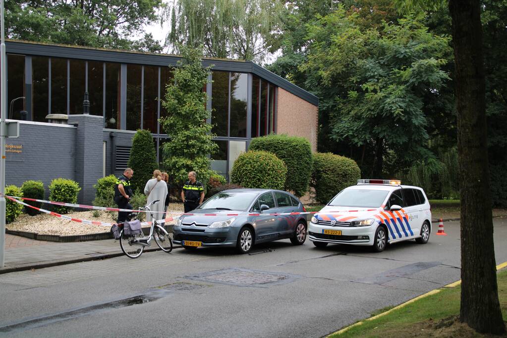 Fietsster botst tegen openstaande autoportier
