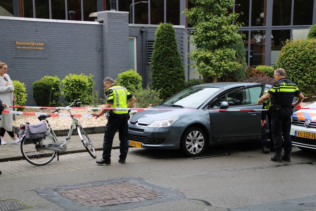 Fietsster botst tegen openstaande autoportier