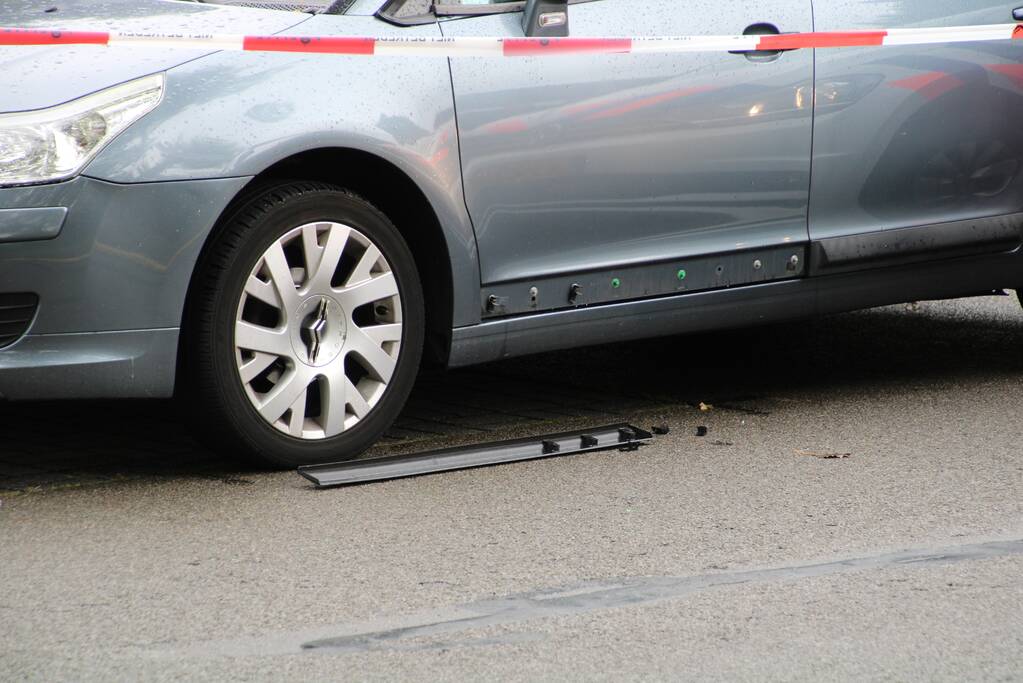 Fietsster botst tegen openstaande autoportier