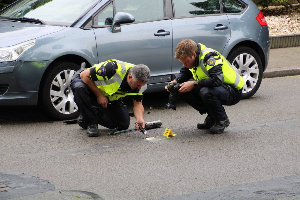 Fietsster botst tegen openstaande autoportier