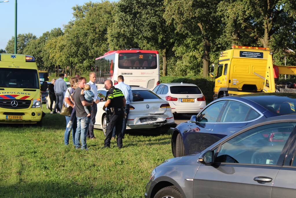 Flinke schade na ongeval tussen meerdere voertuigen