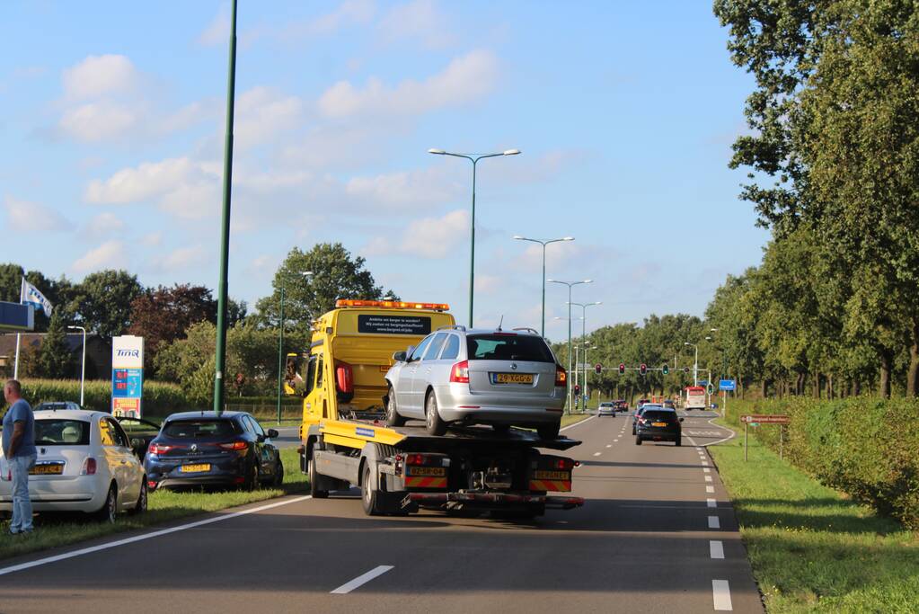 Flinke schade na ongeval tussen meerdere voertuigen