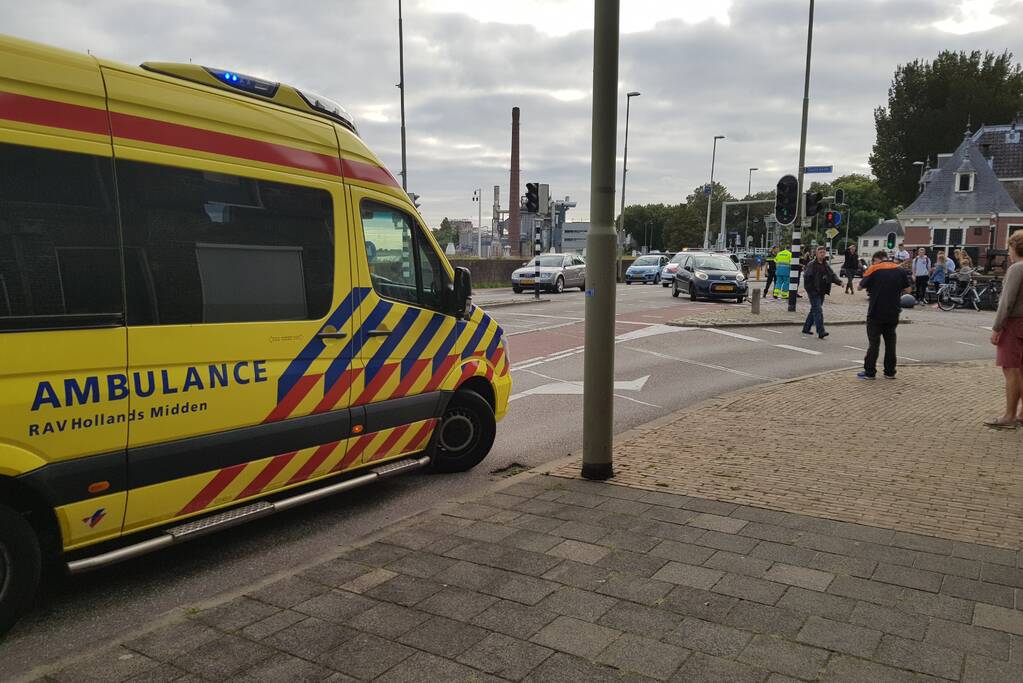 Snorfietser gewond na aanrijding