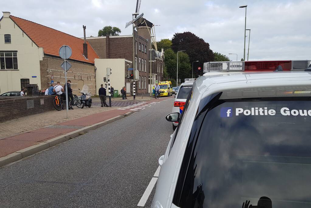 Snorfietser gewond na aanrijding