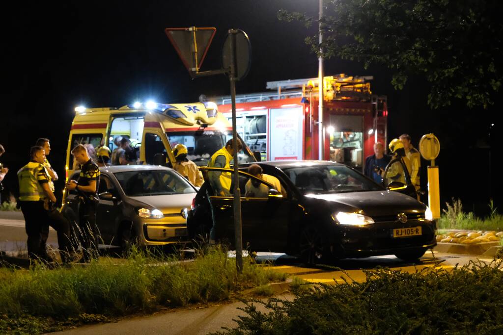 Kop-staart aanrijding op rotonde