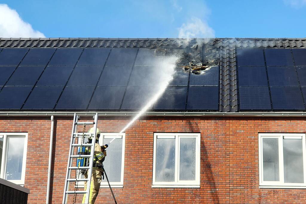 Zonnepanelen op dak in brand