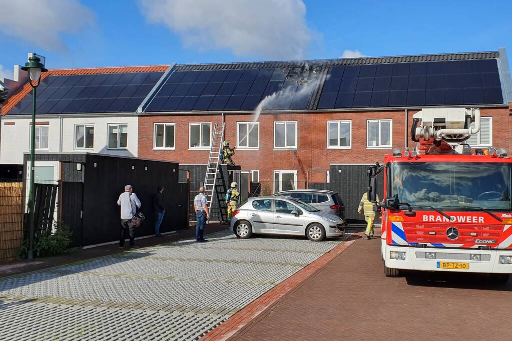 Zonnepanelen op dak in brand