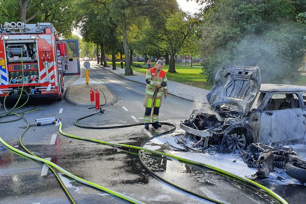 Mini Cooper en motor volledig uitgebrand op kruising
