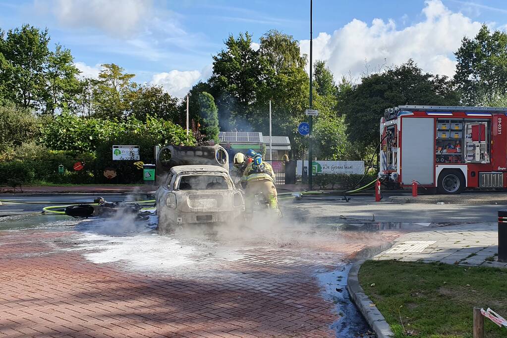 Mini Cooper en motor volledig uitgebrand op kruising