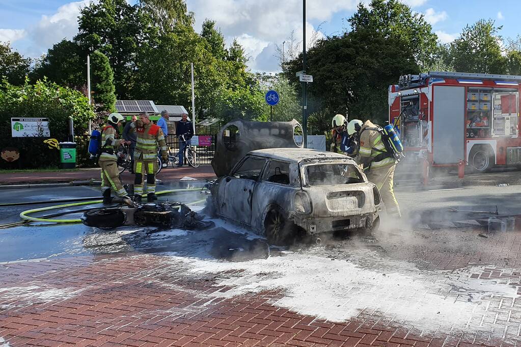 Mini Cooper en motor volledig uitgebrand op kruising