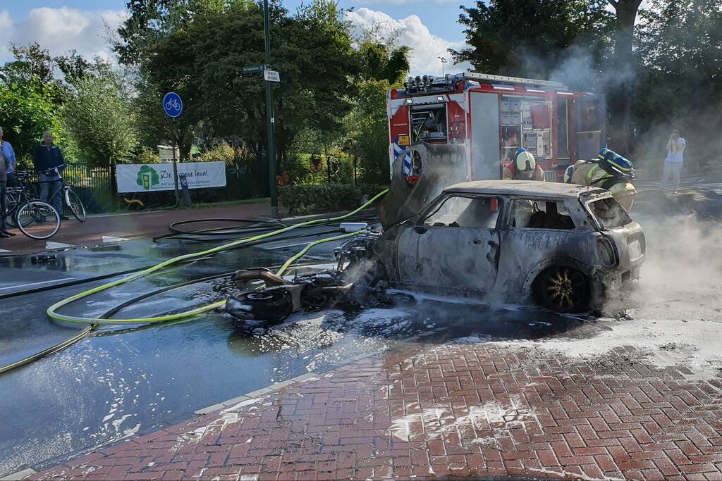Mini Cooper en motor volledig uitgebrand op kruising