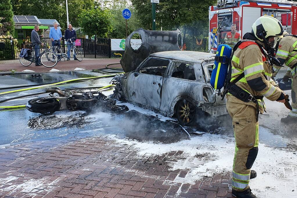 Mini Cooper en motor volledig uitgebrand op kruising