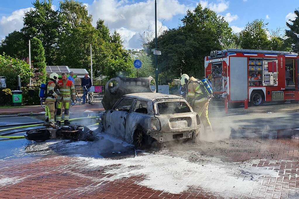 Mini Cooper en motor volledig uitgebrand op kruising