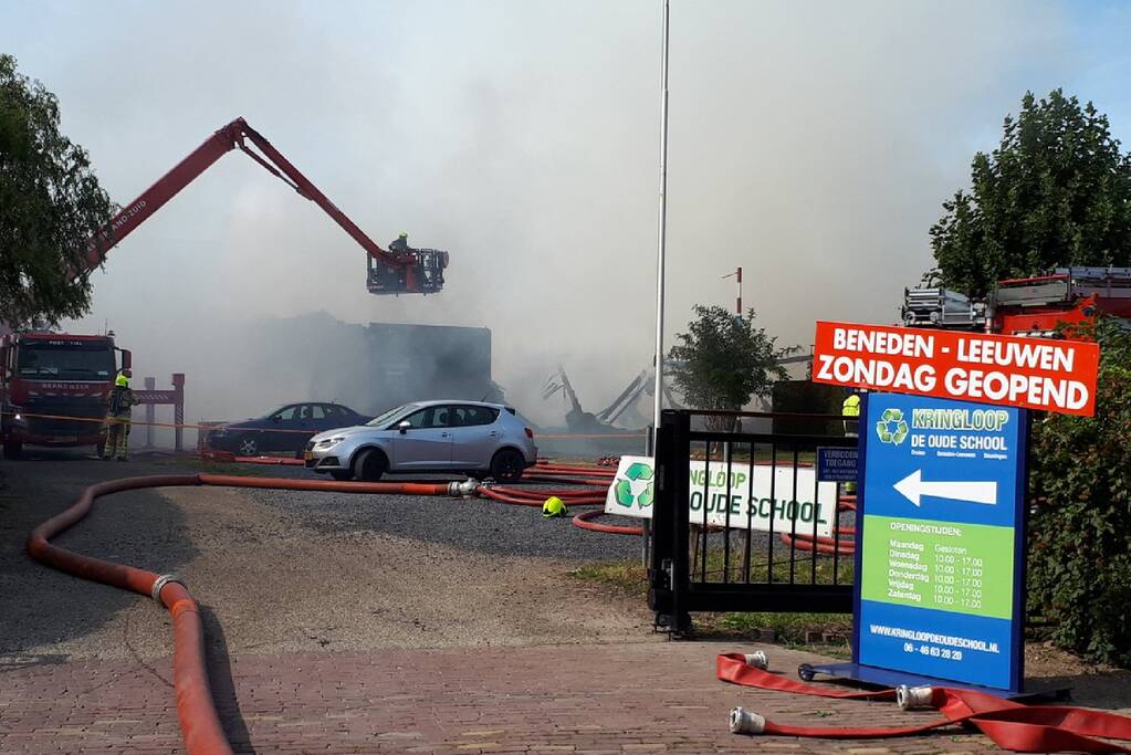 Grote brand in kringloopwinkel; mogelijk asbest vrijgekomen