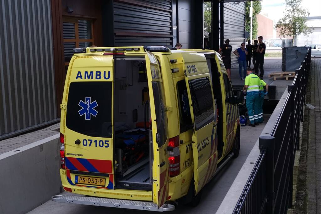 Vrouw fietst van laadperron