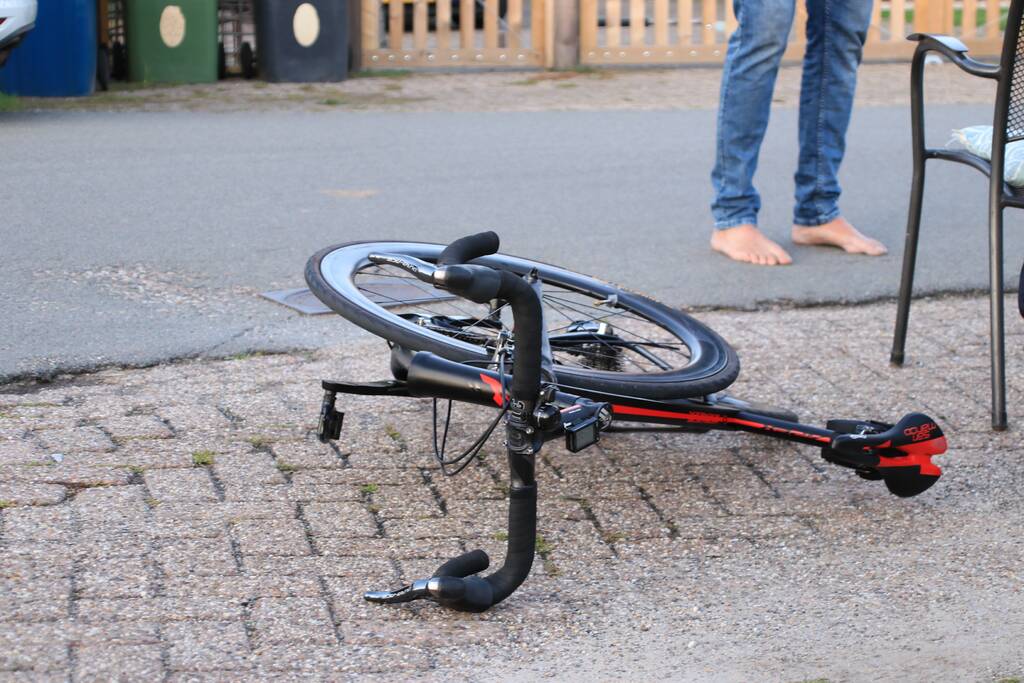 Wielrenner aangereden op kruising