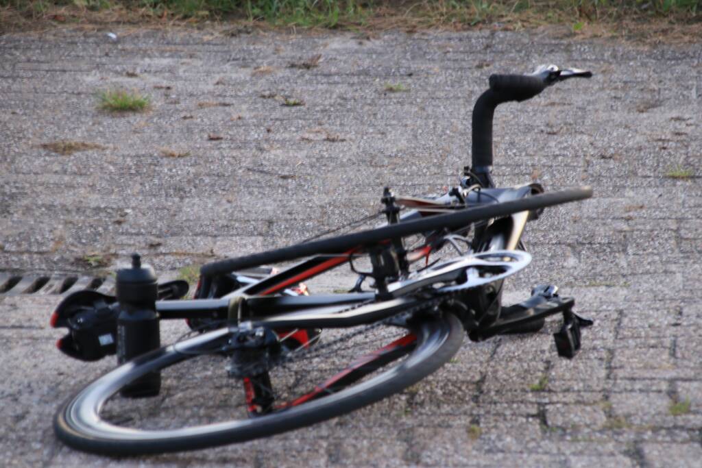 Wielrenner aangereden op kruising