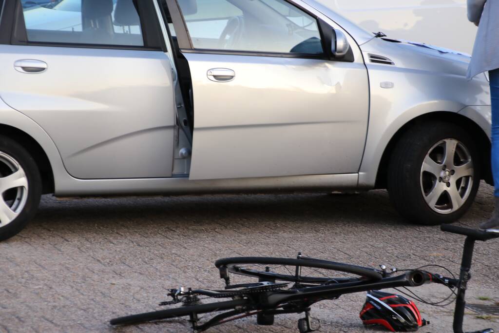 Wielrenner aangereden op kruising