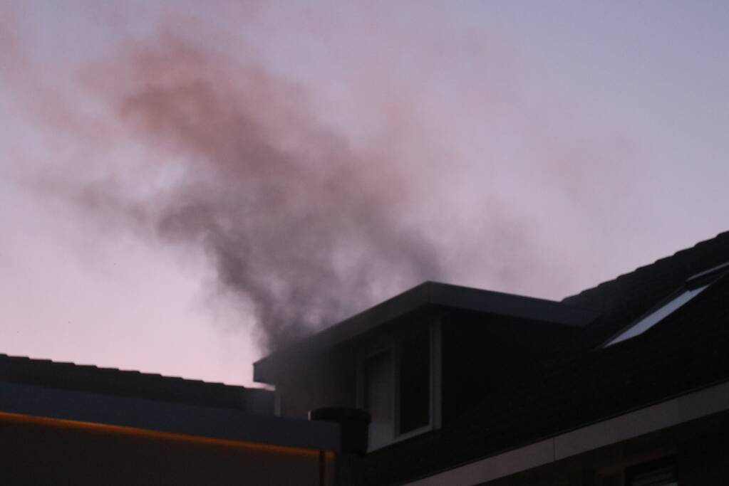 Veel rook bij woningbrand