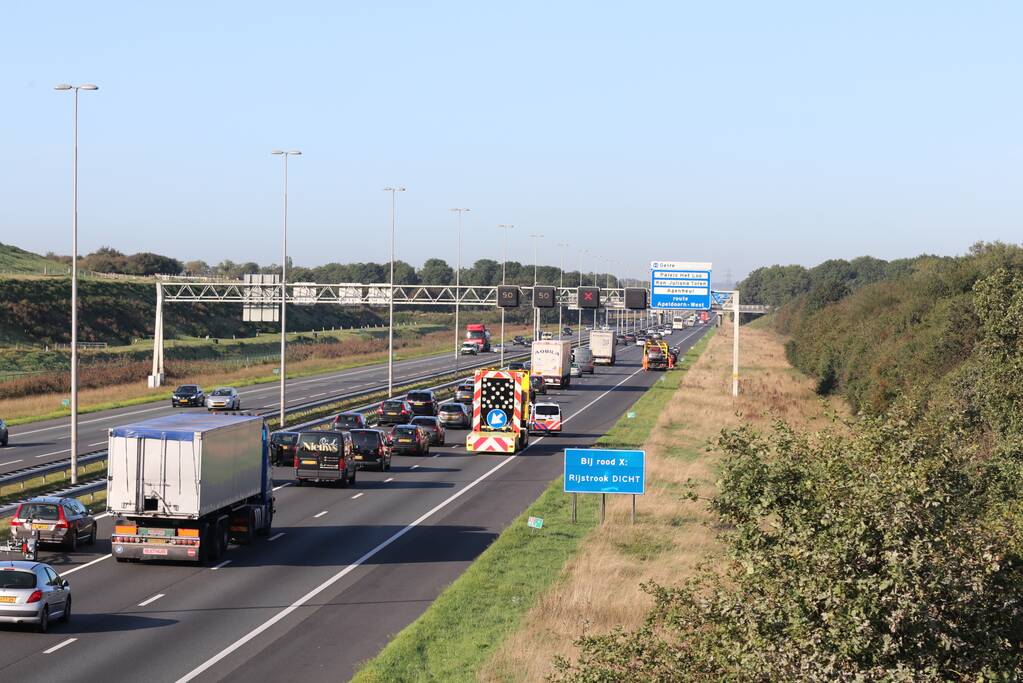 Rijstrook dicht en forse vertraging na ongeval